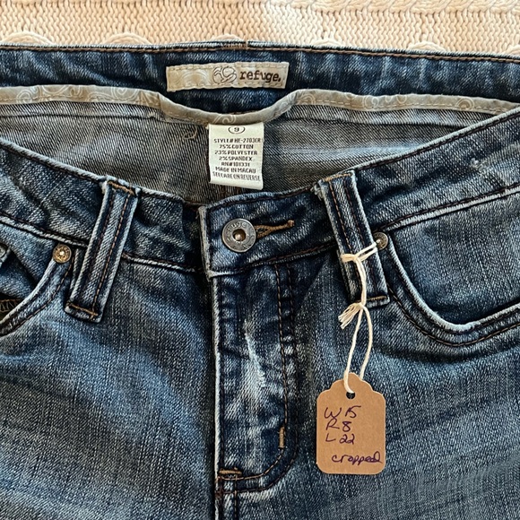 Refuge Classic Medium Wash Cropped, Distressed Denim Jeans Juniors Size 9 - Picture 13 of 15